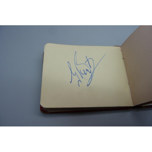 841 - A Manchester United autograph book from the 1950s with some Busby Babes, Geoff Bent, Bobby Charlton,... 