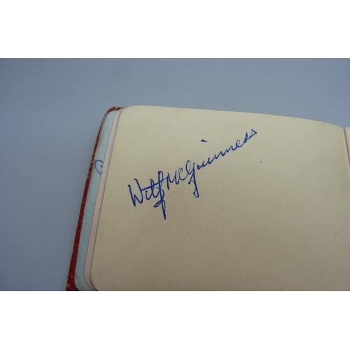 841 - A Manchester United autograph book from the 1950s with some Busby Babes, Geoff Bent, Bobby Charlton,... 