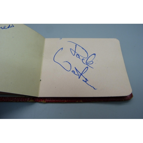 841 - A Manchester United autograph book from the 1950s with some Busby Babes, Geoff Bent, Bobby Charlton,... 