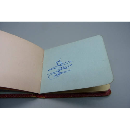 841 - A Manchester United autograph book from the 1950s with some Busby Babes, Geoff Bent, Bobby Charlton,... 