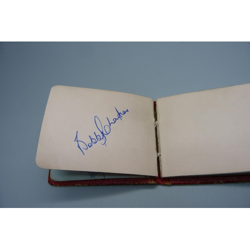 841 - A Manchester United autograph book from the 1950s with some Busby Babes, Geoff Bent, Bobby Charlton,... 