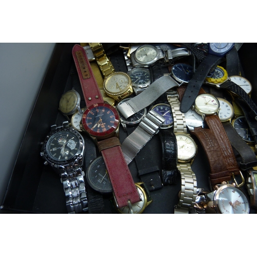 886 - A collection of fashion wristwatches