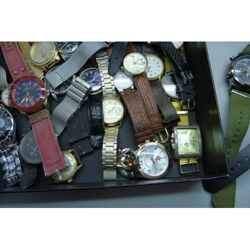 886 - A collection of fashion wristwatches