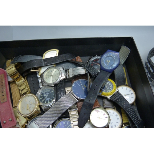 886 - A collection of fashion wristwatches