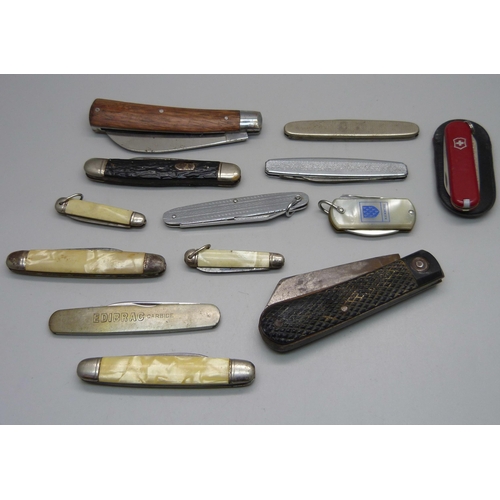 894 - A collection of pen knives (13)