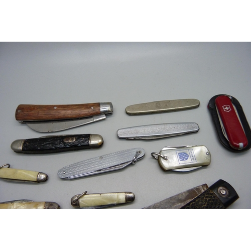 894 - A collection of pen knives (13)