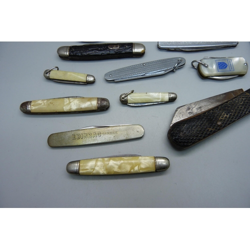 894 - A collection of pen knives (13)