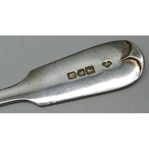 895 - A silver serving spoon, London 1905, Goldsmiths & Silversmiths Co. Ltd., 74g