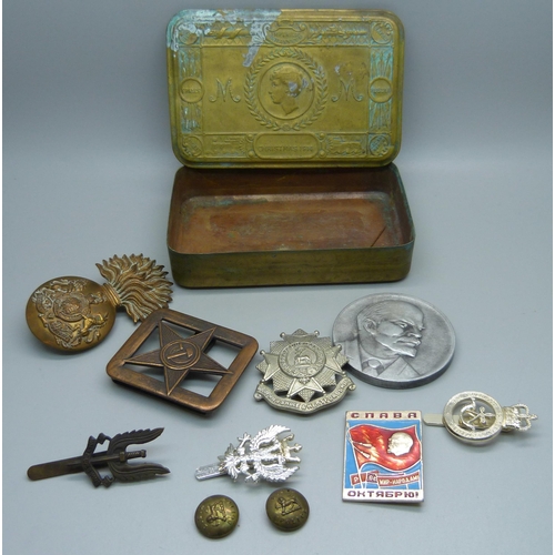 897 - A 1914 Christmas tin, lacking hinge pin, badges, etc.