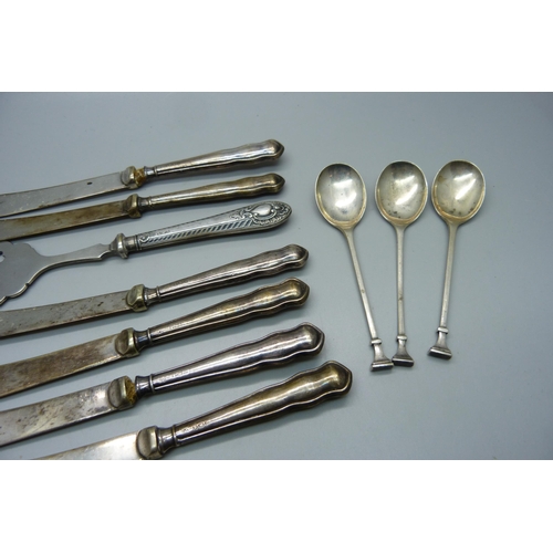 903 - A set of six siler spoons, a set of six silver handled knives, a silver spoon with monogram and a si... 