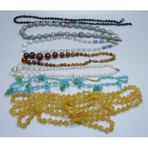 904 - Seven vintage necklaces