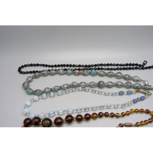 904 - Seven vintage necklaces