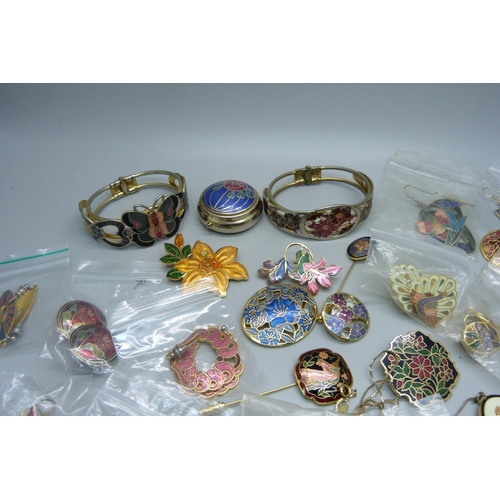 908 - A collection of cloisonne jewellery