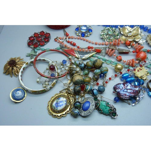 909 - A collection of vintage jewellery