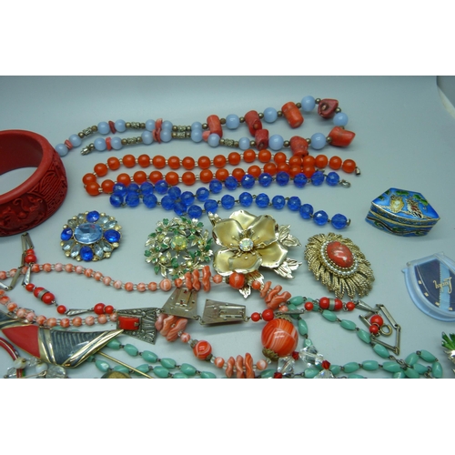 909 - A collection of vintage jewellery