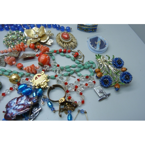 909 - A collection of vintage jewellery