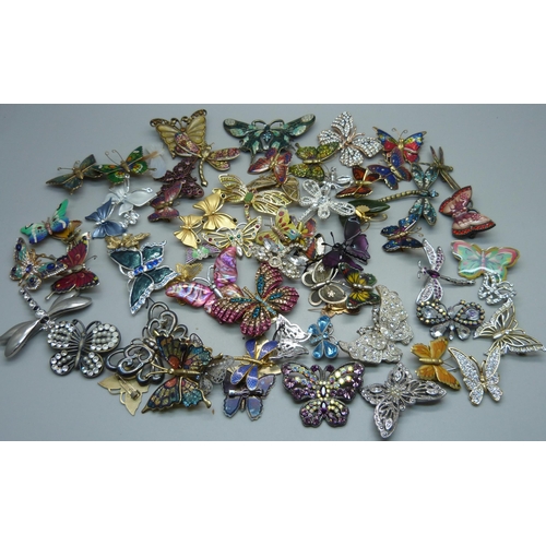 911 - A collection of butterfly brooches