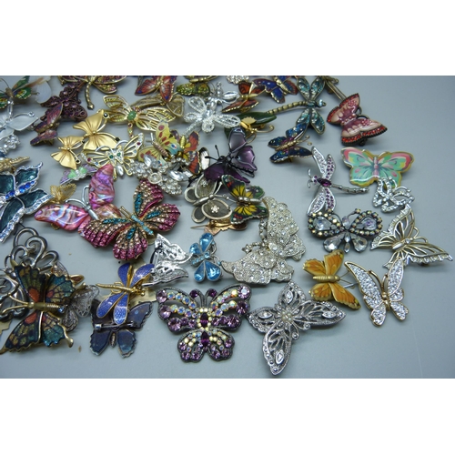 911 - A collection of butterfly brooches