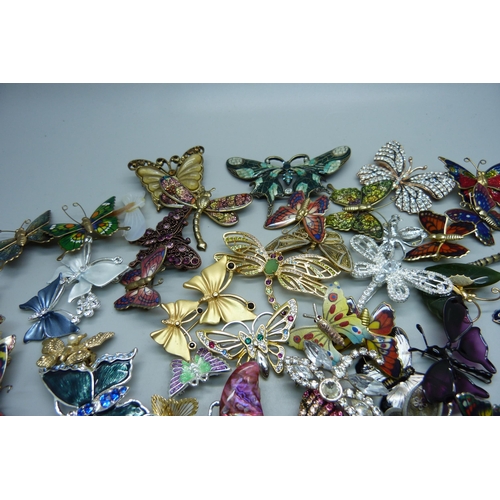 911 - A collection of butterfly brooches