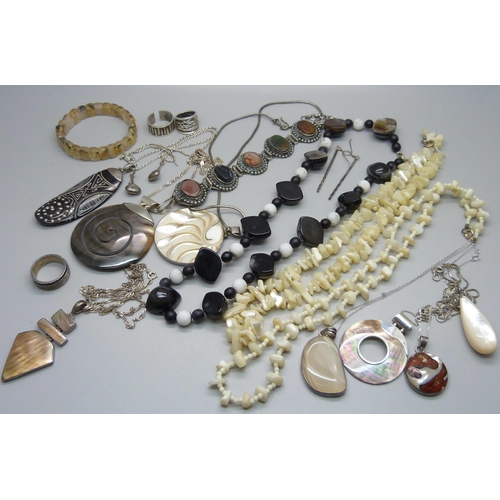 912 - A collection of silver and silver mounted jewellery, agate and mother of pearl