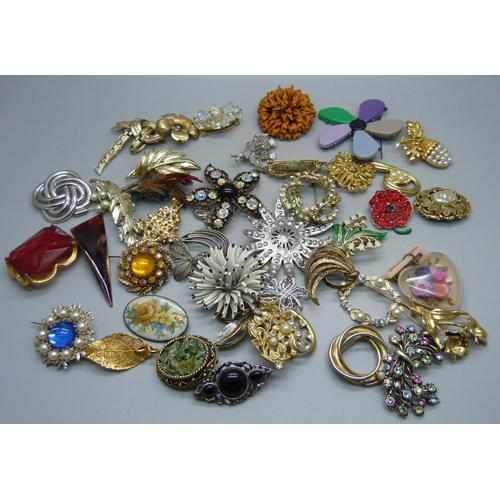 917 - Forty brooches