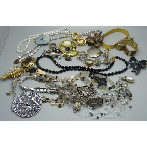 923 - A collection of costume jewellery including a faceted bead necklace and a large Sarah Coventry bird ... 