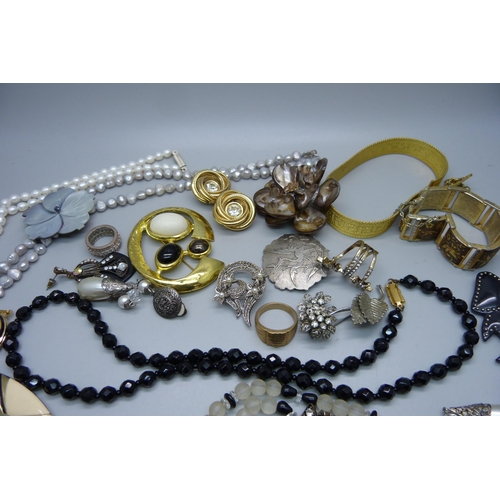 923 - A collection of costume jewellery including a faceted bead necklace and a large Sarah Coventry bird ... 