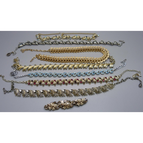 924 - Seven 1950s necklaces and a bracelet