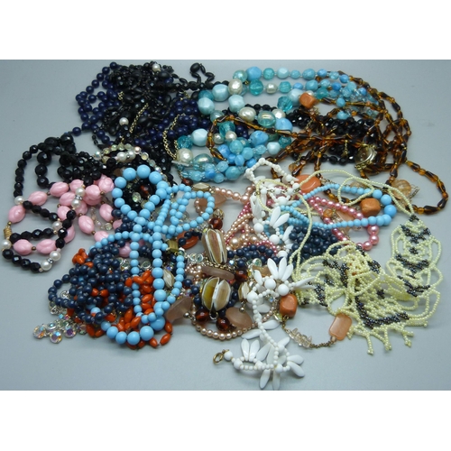 927 - Vintage bead necklaces