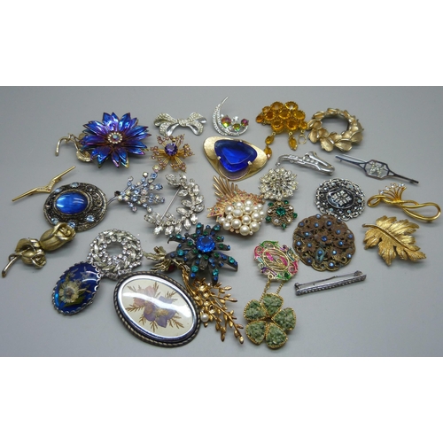 930 - Thirty costume brooches