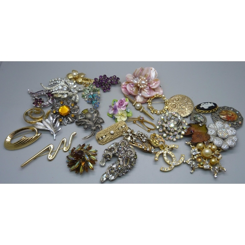 931 - Thirty costume brooches