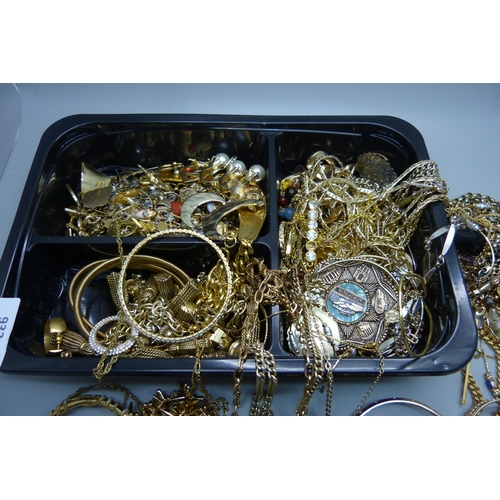 933 - Gold tone jewellery