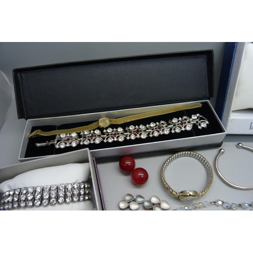 937 - Costume jewellery