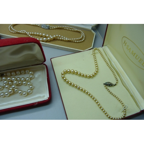 940 - A collection of pearls including Lotus and Isle of Wight, boxed