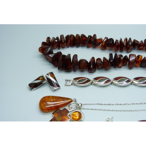 944 - Silver mounted amber jewellery and an amber necklace