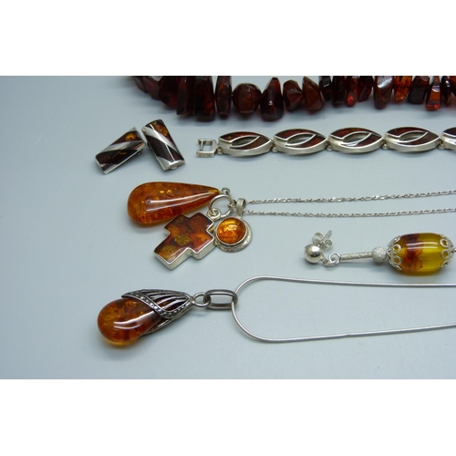 944 - Silver mounted amber jewellery and an amber necklace