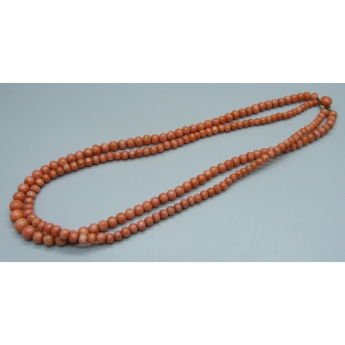 947 - A coral necklace, 43cm