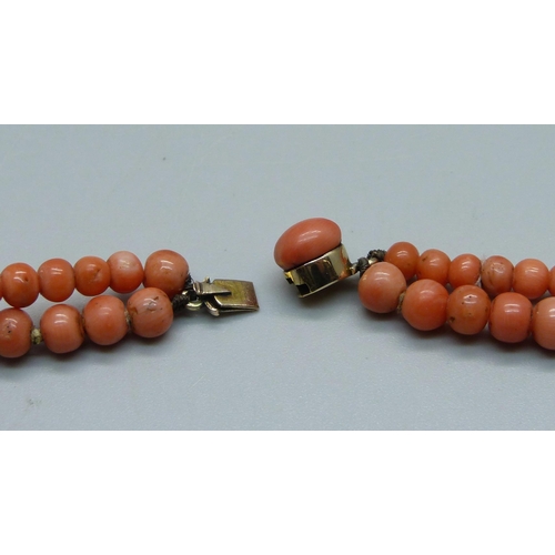 947 - A coral necklace, 43cm