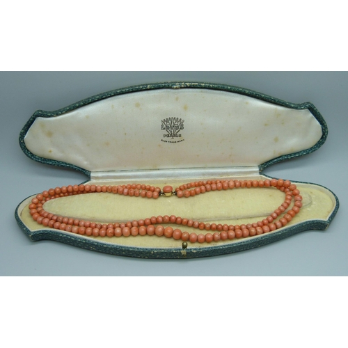 947 - A coral necklace, 43cm