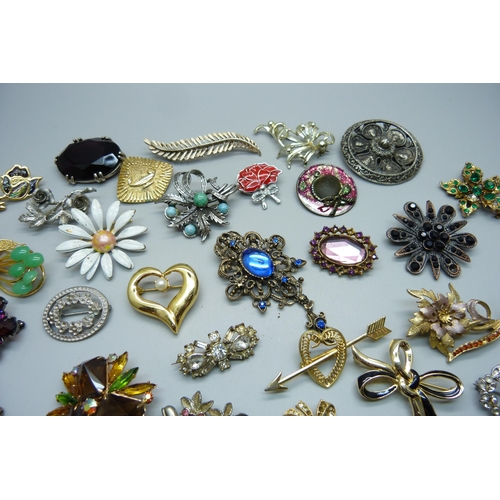 948 - Thirty costume brooches