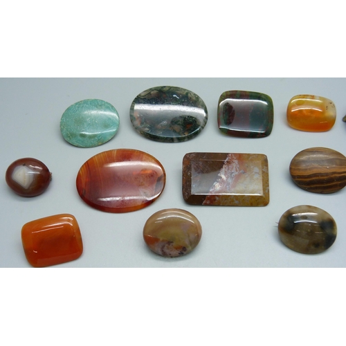 949 - Thirteen agate brooches