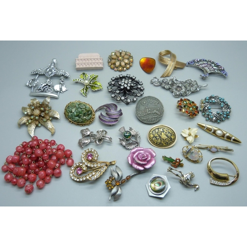 950 - Thirty costume brooches