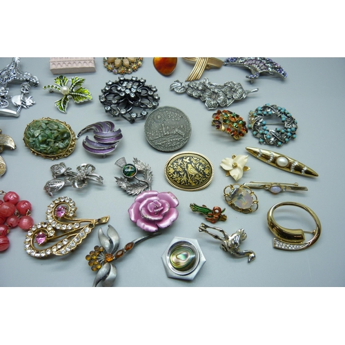 950 - Thirty costume brooches