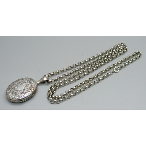 960 - A locket on a silver chain, chain 74cm