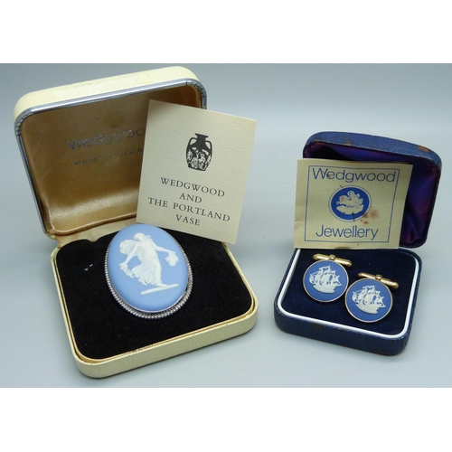 963 - A Wedgwood brooch and a pair of Wedgwood cufflinks, boxed