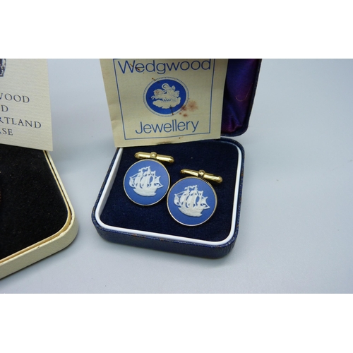 963 - A Wedgwood brooch and a pair of Wedgwood cufflinks, boxed