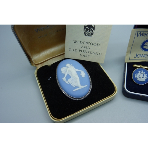 963 - A Wedgwood brooch and a pair of Wedgwood cufflinks, boxed