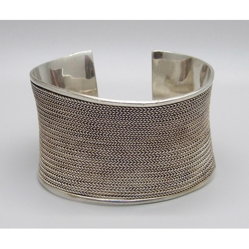 975 - A heavy silver bangle, 74g