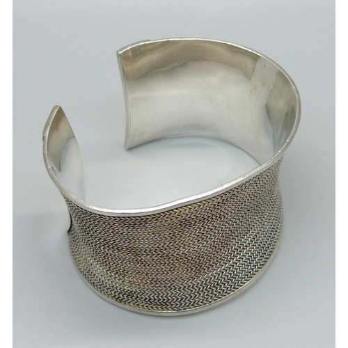 975 - A heavy silver bangle, 74g