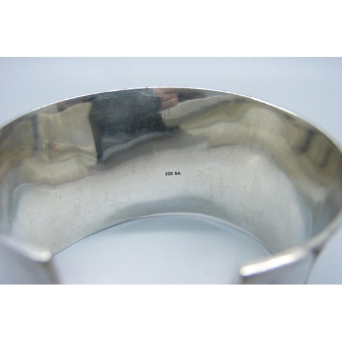 975 - A heavy silver bangle, 74g